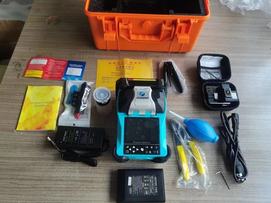 Splicer à fusion de fibre optique à batterie de 4800 mAh pour l'épissage sans soudure des câbles à fibre