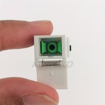 Adaptateur à fibres mono-mode Shell blanc vert SC/APC Adaptateur à volets automatiques avec éclats métalliques et stabilité à température ≤ 0,20 dB
